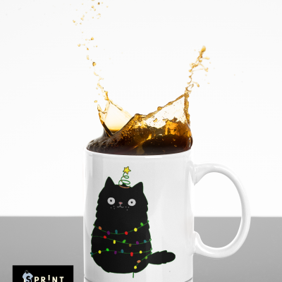 Caneca branca com gato preto e luzes de Natal