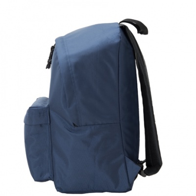 Mochila azul escura com bolso frontal e alças pretas vista de lado