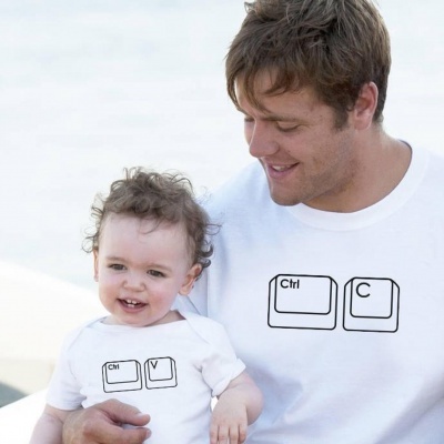 Adulto e criança com t-shirts brancas com teclas Ctrl C e Ctrl V