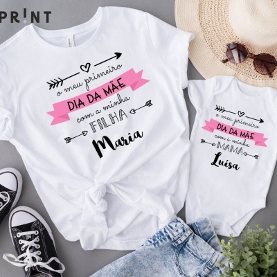 Conjunto t-shirt branca adulto e body branco bebé com texto Dia da Mãe, com acessórios