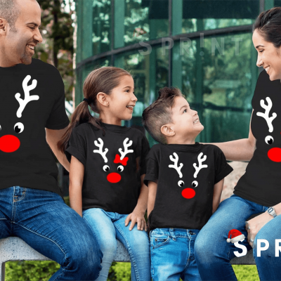Família com t-shirts pretas de rena de Natal sentada ao ar livre