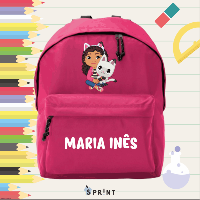 Mochila rosa com estampa de menina e gato, nome Maria Inês e fundo escolar colorido