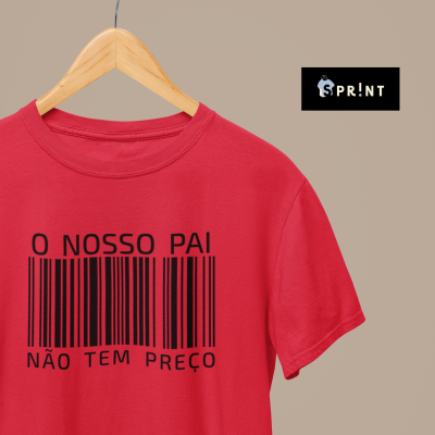 T-shirt vermelha com código de barras e texto preto