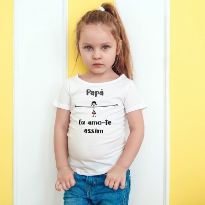 Camisola branca com texto em português 'Papá eu amo-te assim' usada por criança