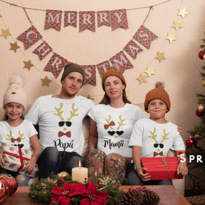 Família vestindo t-shirts natalícias com tenda ao fundo decorada com guirlanda e árvore de Natal