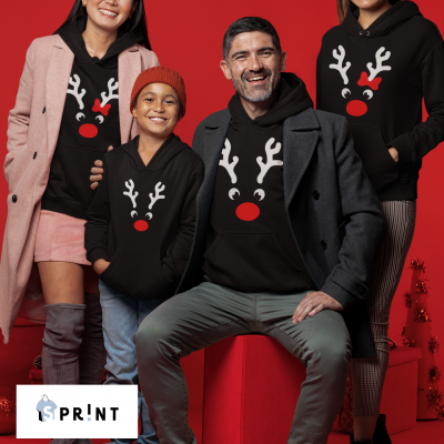 Quatro pessoas vestindo camisolas pretas com rena vermelha e branca num fundo vermelho