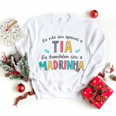 Camisola branca com texto colorido e enfeites natalícios ao redor