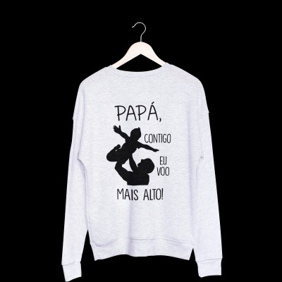 Sweatshirt cinzenta clara com impressão preta e texto em português nas costas