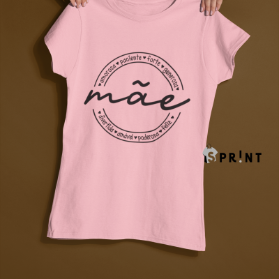 T-shirt rosa com texto 'mãe' em design circular preto