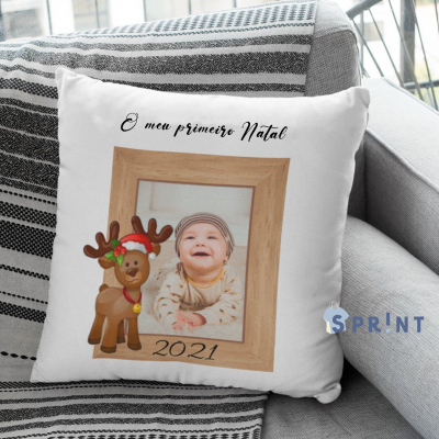 Almofada branca com foto e texto festivo sobre Natal