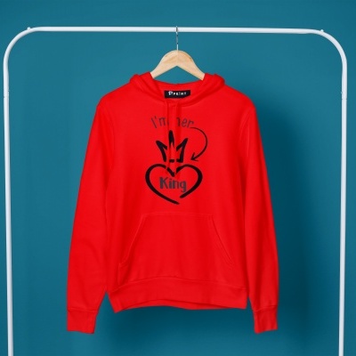 Sweatshirt vermelha com capuz com inscrição preta pendurada num cabide