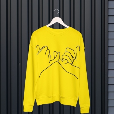 Sweatshirt amarela com desenho de mãos entrelaçadas em preto