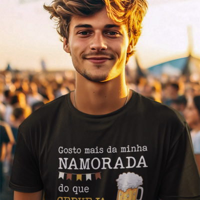Homem jovem com t-shirt preta com texto humorístico em português e desenho de cerveja
