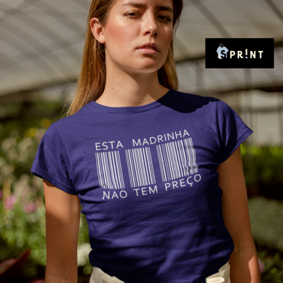 Camiseta azul escura com código de barras e texto 'ESTA MADRINHA NAO TEM PREÇO'