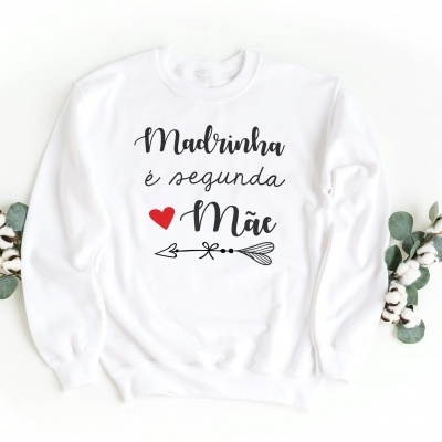 Sweatshirt branca com texto em português e detalhes gráficos em fundo branco com ramos e algodão