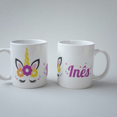 Duas canecas brancas em cerâmica com estampa de unicórnio e o nome Inês