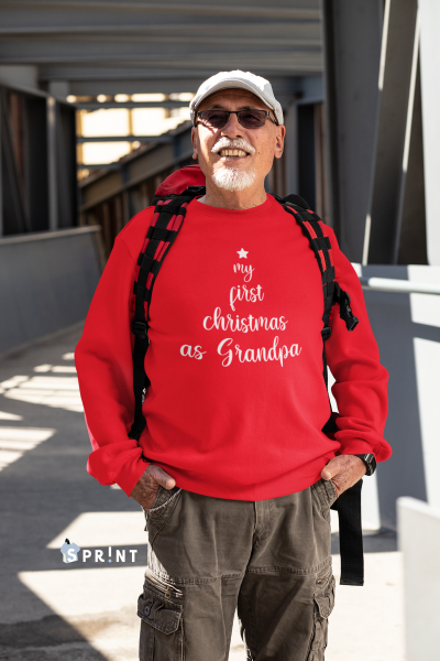 Homem usando camisola vermelha com texto branco em ambiente urbano