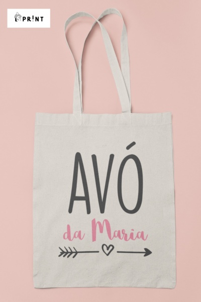 Saco tecido cinza claro com texto AVÓ da Maria e decoração com coração e setas.