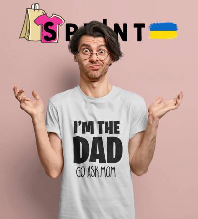 H Homem com camisola branca com texto em preto junto a parede rosa claro