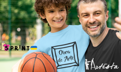 Criança e adulto com camisolas azuis e pretas e bola de basquete outdoors