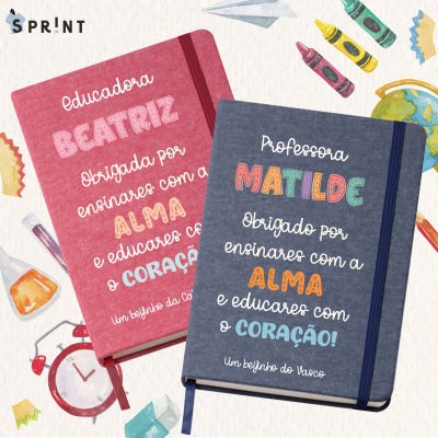 Dois cadernos coloridos com mensagens para professores rodeados por desenhos escolares