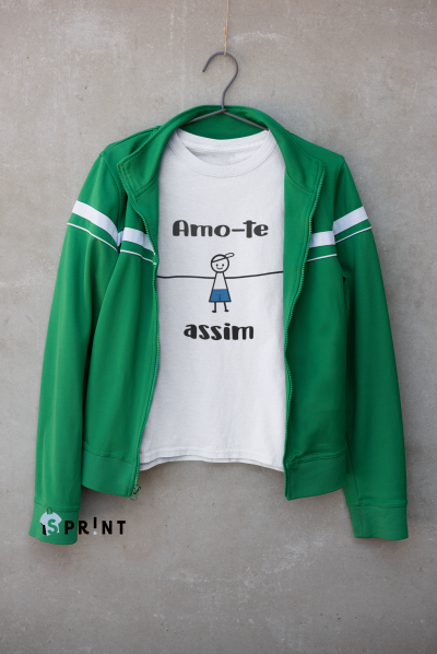 Casaco verde com t-shirt branca com texto 'Amo-te assim' pendurados.