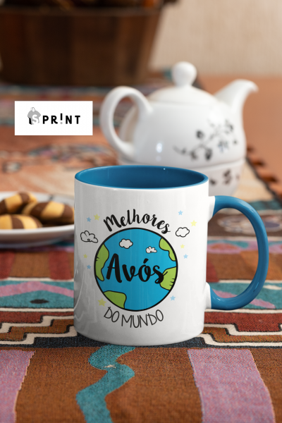 Caneca branca com ilustração de planeta e texto Melhores Avós do Mundo