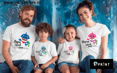 Família com t-shirts brancas com desenho de tubarões coloridos e texto relacionado a 'Shark' sentado contra fundo azul e branco