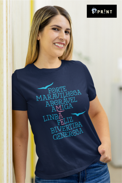 Camisola azul escura com texto positivo em azul claro e rosa.