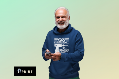 Homem sorridente com capuz azul com texto em branco segurando smartphone