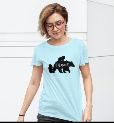 T-shirt azul clara com estampa preta de três ursos e texto 'Mama'.