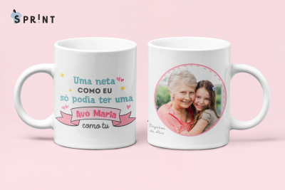 Caneca branca com texto e foto de avó e neta, fundo rosa claro