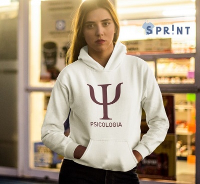 Sweatshirt branca com símbolo Ψ e texto PSICOLOGIA vestida por mulher junto a loja