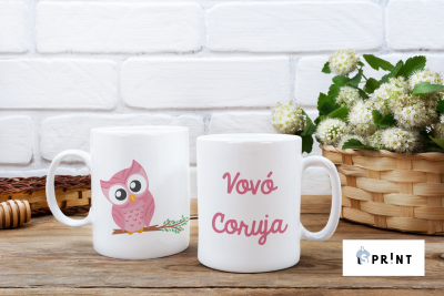 Duas canecas com coruja rosa e texto 'Vovó Coruja' numa mesa de madeira com flores brancas ao fundo