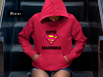 Camisola vermelha com capuz e estampa SUPER MADRINHA sentada em escadas metalizadas pretas.