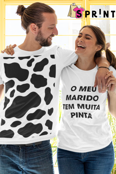 Casal jovem com t-shirts brancas, homem com padrão de manchas pretas, mulher com texto em português, logo SPR!NT ao fundo