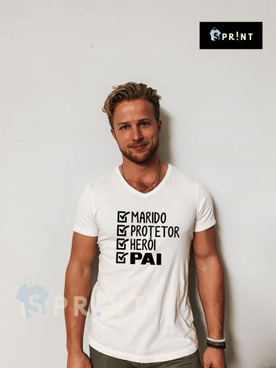 Homem com camiseta branca escrita MARIDO, PROTETOR, HERÓI, PAI