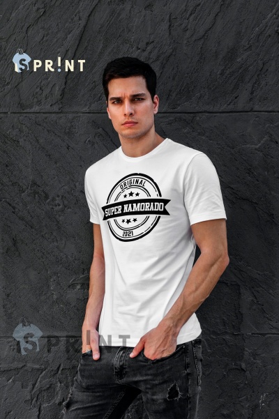 Homem jovem com t-shirt branca estampada com texto ORIGINAL SUPER NAMORADO 2021
