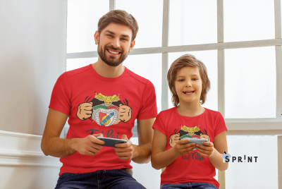 Homem e criança com t-shirts vermelhas Benfica jogam videojogos juntos