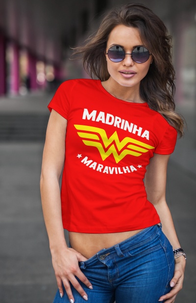 Mulher com t-shirt vermelha 'MADRINHA MARAVILHA' e calças de ganga azuis
