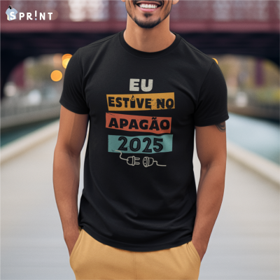 T-shirt preta com texto colorido 'EU ESTIVE NO APAGÃO 2025' e desenho de tomadas