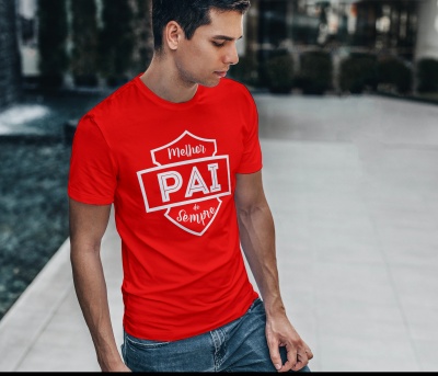 Homem com camiseta vermelha com estampa 'Melhor PAI Sempre' em ambiente exterior