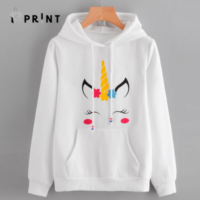 Sweatshirt branca com estampa de unicórnio colorido na frente
