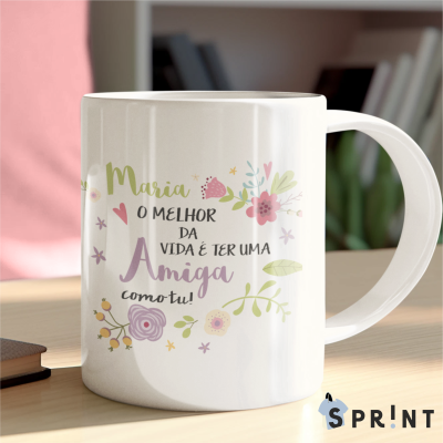 Caneca branca com mensagem e decoração floral em ambiente de interior