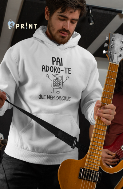 Homem de hoodie branco com texto e ilustração segurando guitarra elétrica castanha