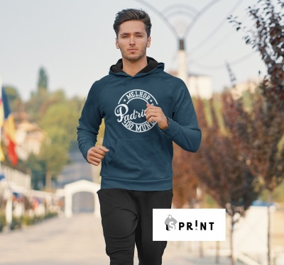 Homem a correr com sweatshirt azul e texto branco 'Melhor Pai do Mundo'