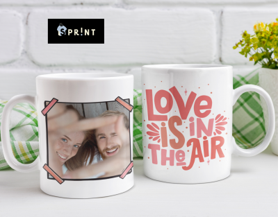 Duas canecas brancas com design romântico e foto de casal