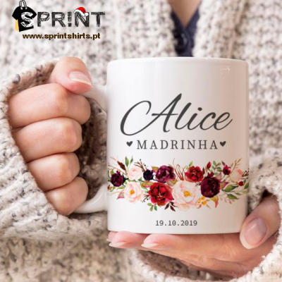 Caneca branca com texto e flores nas mãos