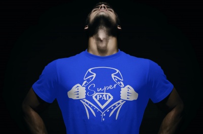 Camiseta azul com estampa 'Super PAI' em fundo preto.