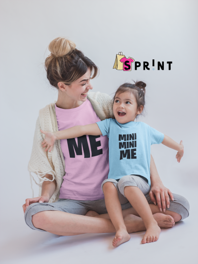 Mulher e menina sentadas vestindo t-shirts com textos ME e MINI MINI ME, logotipo SPRINT ao fundo